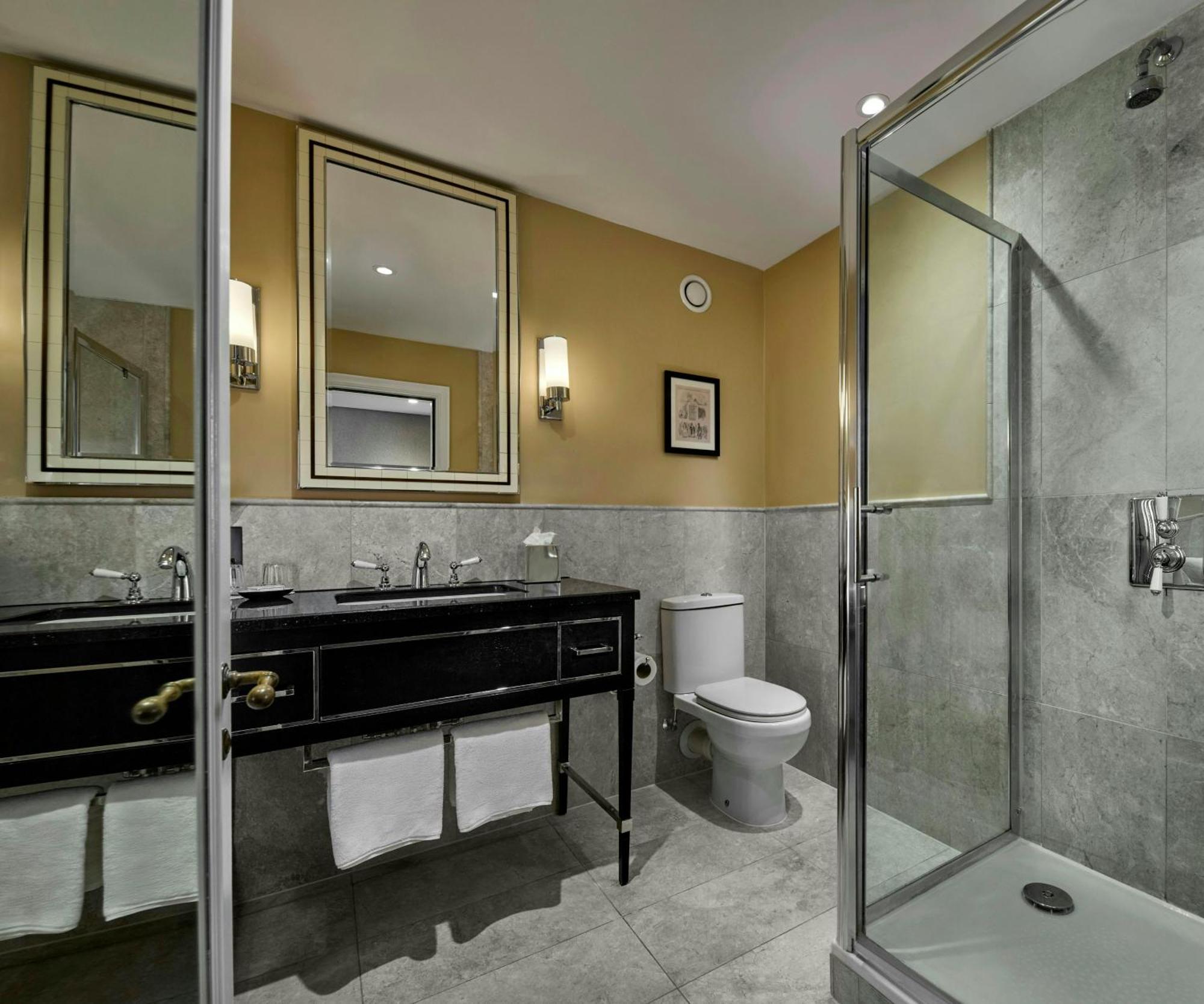 Deluxe Suite Spa Bath